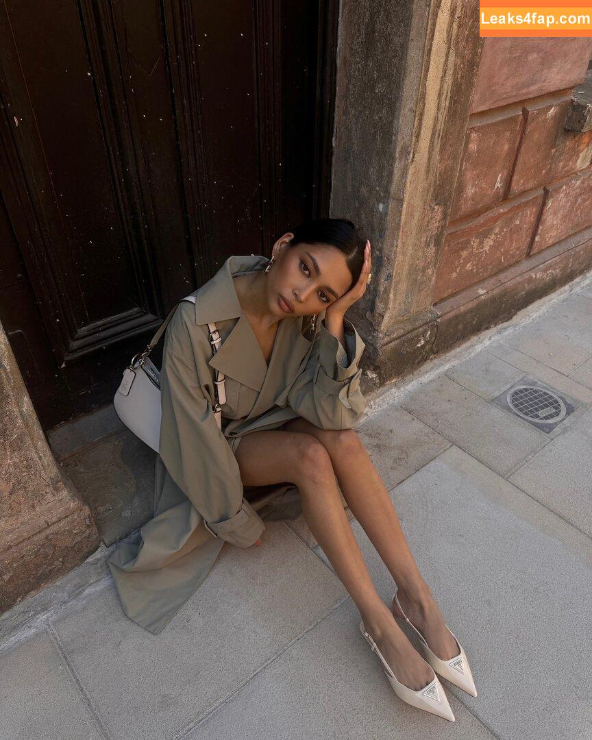 Zaina Sarah / zaina.sarah / zaina_glows / zainaontoast leaked photo photo #0091