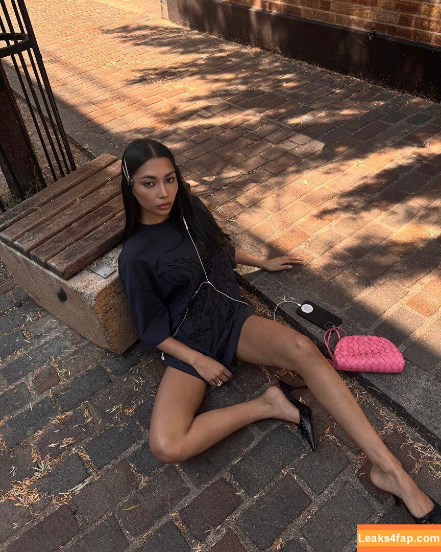 Zaina Sarah / zaina.sarah / zaina_glows / zainaontoast leaked photo photo #0094