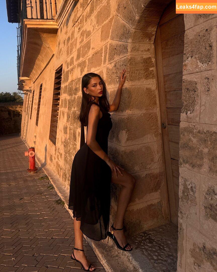 Zaina Sarah / zaina.sarah / zaina_glows / zainaontoast leaked photo photo #0097