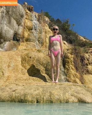 Zoe Lister Jones photo #0016