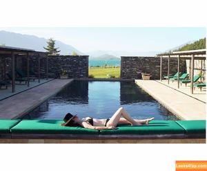 Zoe Lister Jones photo #0032