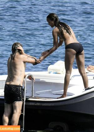 Zoe Saldana photo #0054
