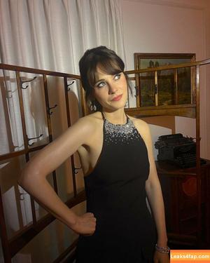 Zooey Deschanel photo #0076